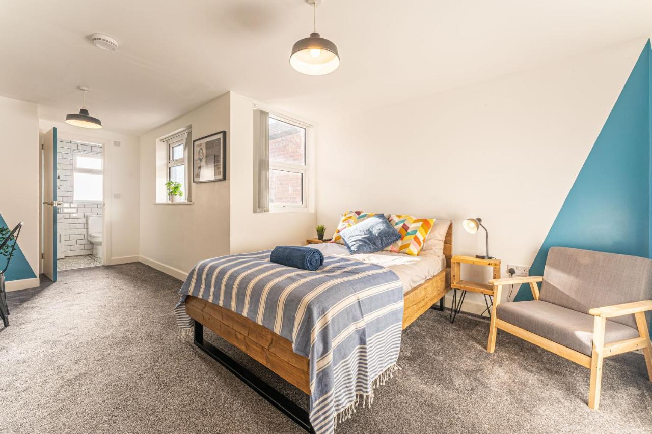 Stylish 5-Bed Home, Each With En-Suite And Own Tv Coventry Exteriör bild