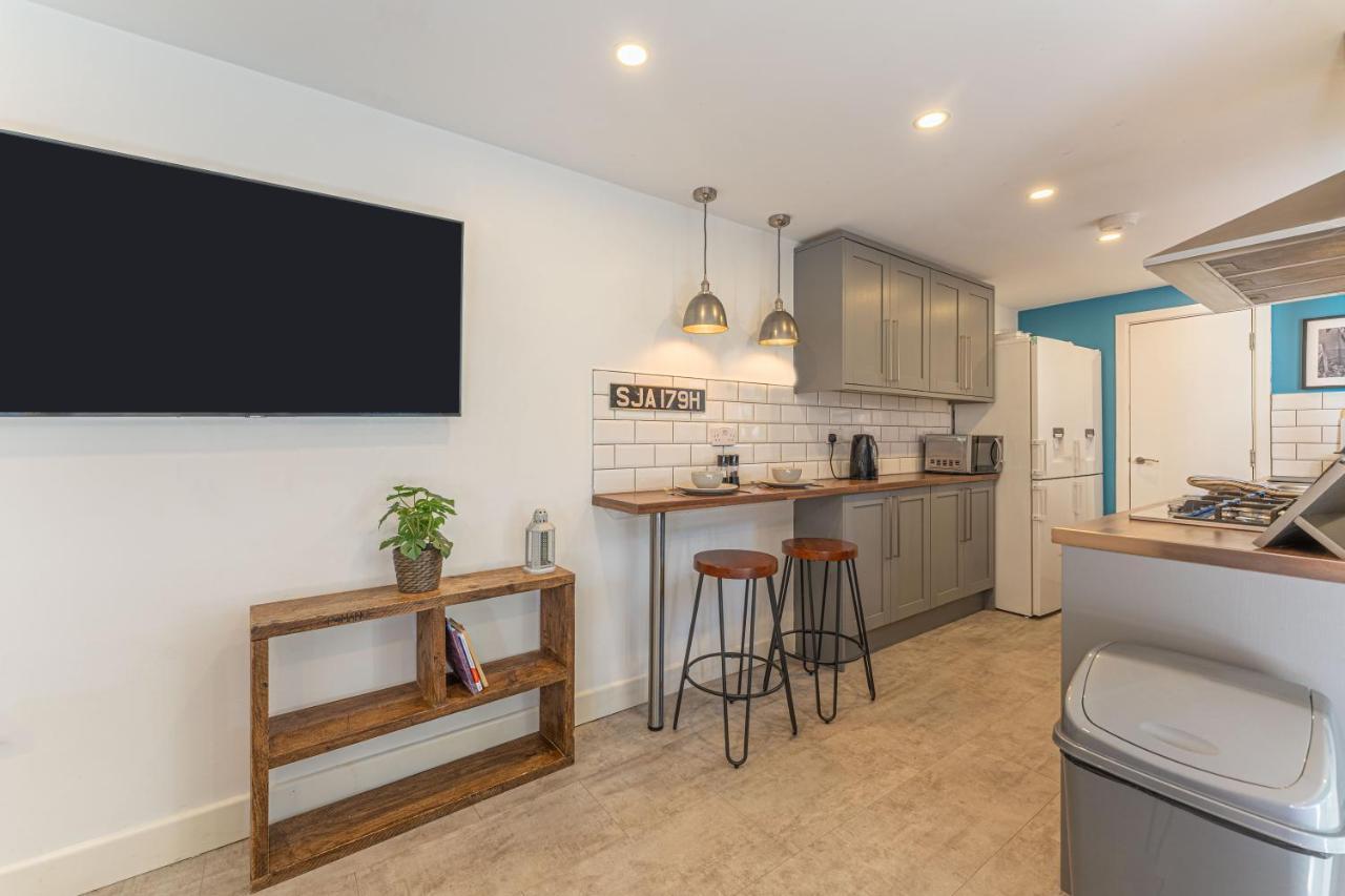 Stylish 5-Bed Home, Each With En-Suite And Own Tv Coventry Exteriör bild