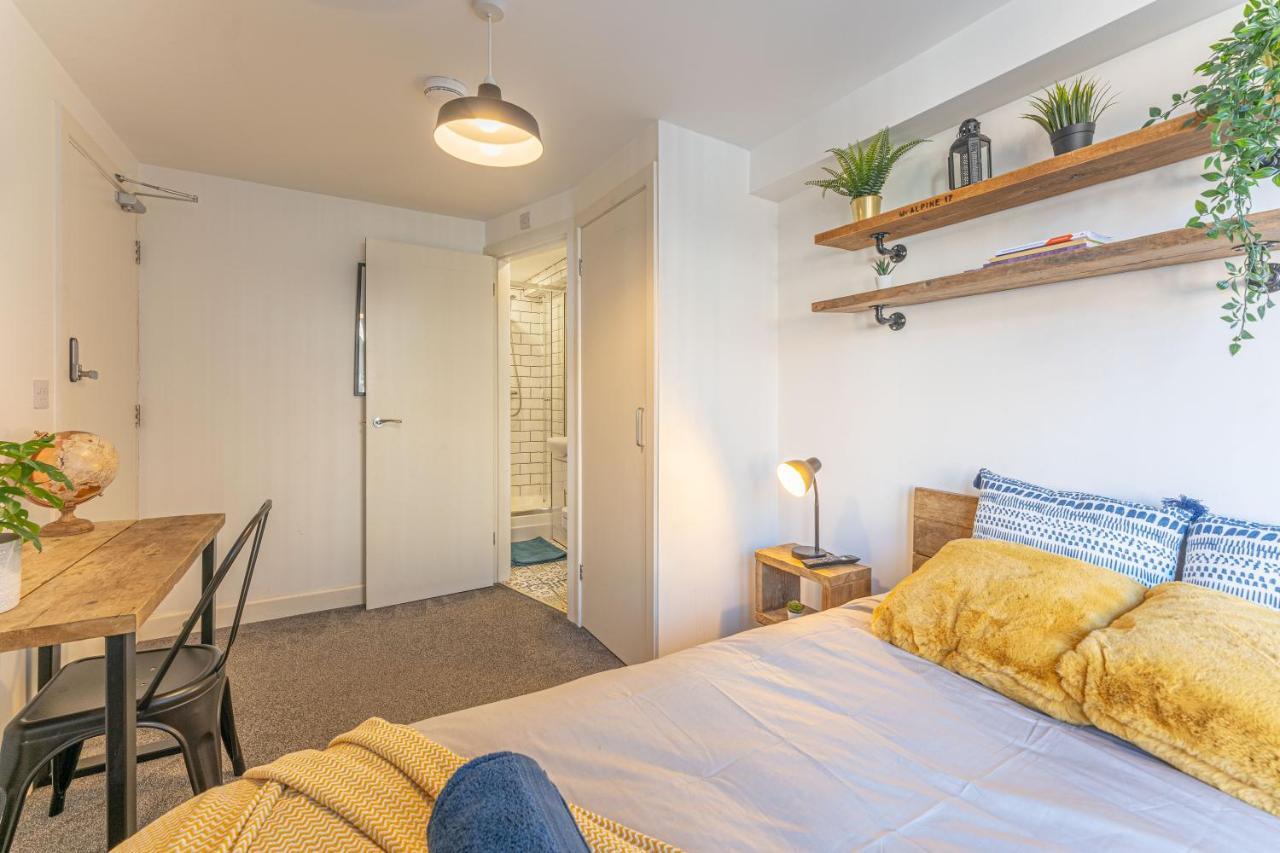 Stylish 5-Bed Home, Each With En-Suite And Own Tv Coventry Exteriör bild