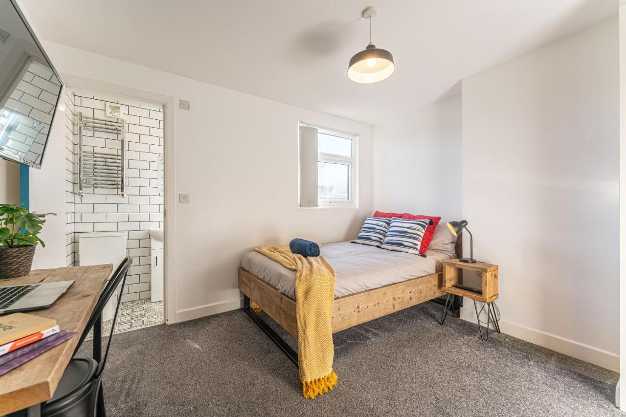 Stylish 5-Bed Home, Each With En-Suite And Own Tv Coventry Exteriör bild