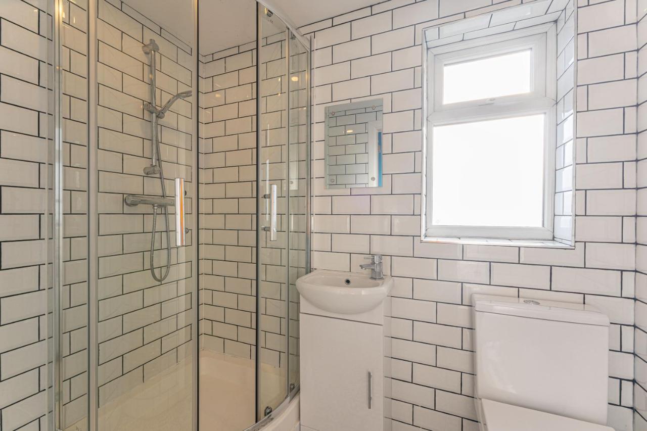 Stylish 5-Bed Home, Each With En-Suite And Own Tv Coventry Exteriör bild